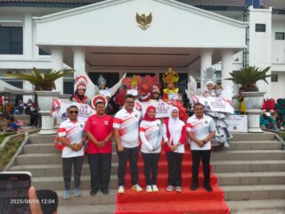 Camat Arif dan jajarannya bersama para pemenang lomba fashion show.