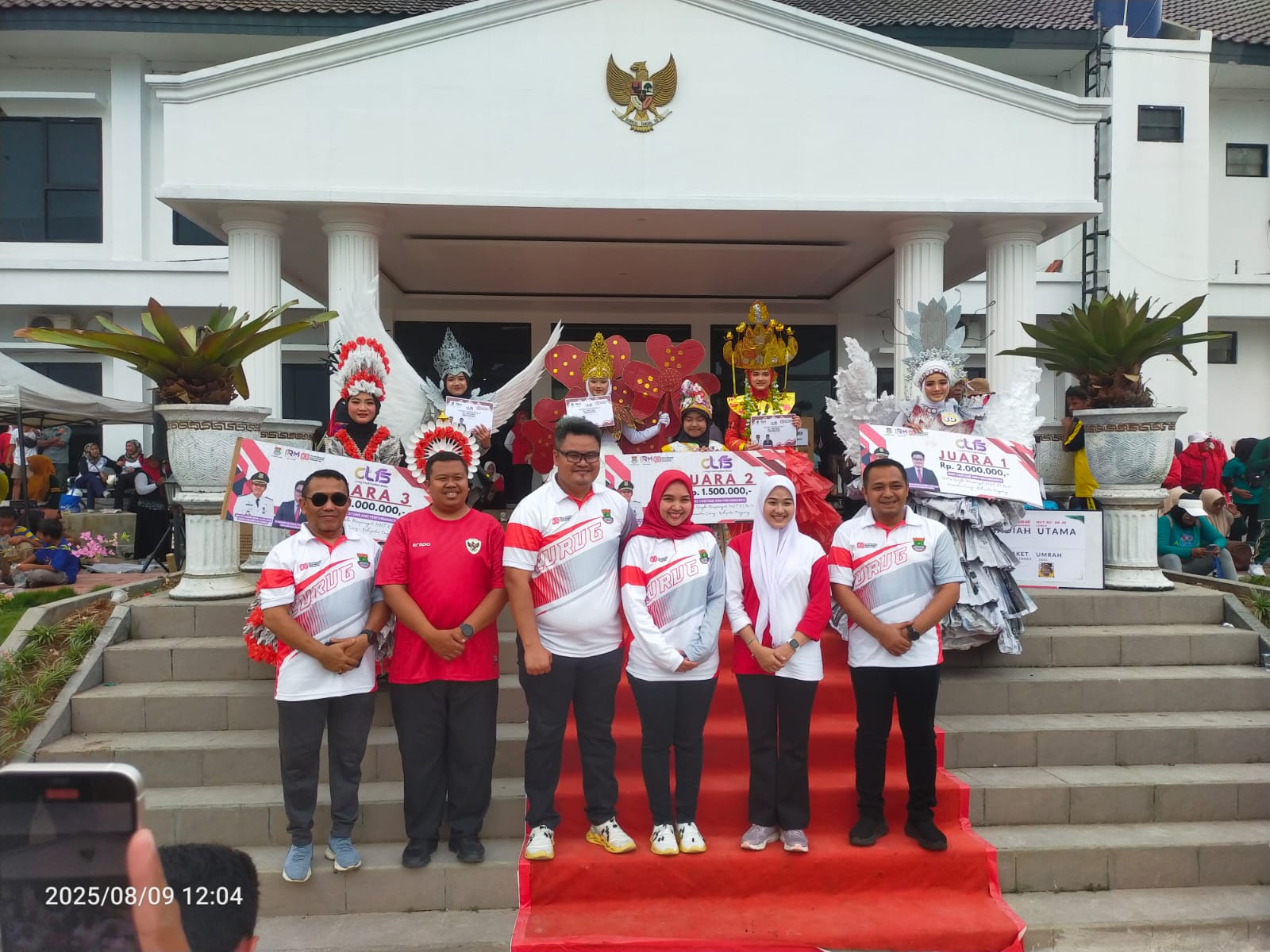 Camat Arif dan jajarannya bersama para pemenang lomba fashion show.