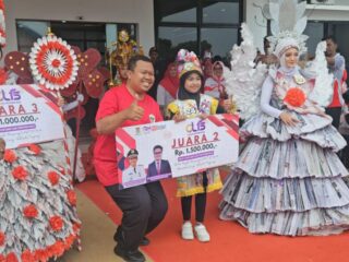 Dewan Imam Sucipto saat bersama para juara lomba Fashion Show pelajar di Kecamatan Curug.