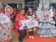 Dewan Imam Sucipto saat bersama para juara lomba Fashion Show pelajar di Kecamatan Curug.