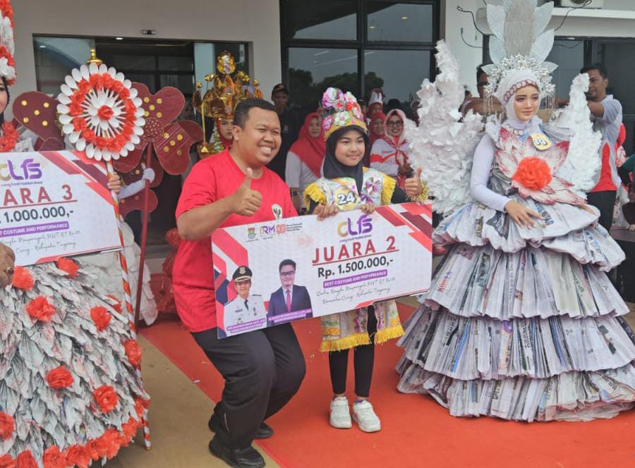 Dewan Imam Sucipto saat bersama para juara lomba Fashion Show pelajar di Kecamatan Curug.