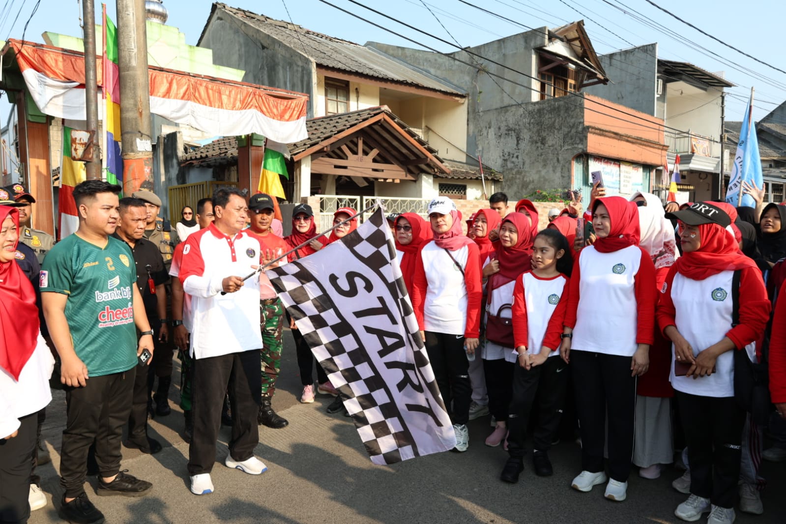 Bupati Maesyal saat melepas gerak jalan santai di semarak HUT ke 80 RI di Kecamatan Kelapa Dua.