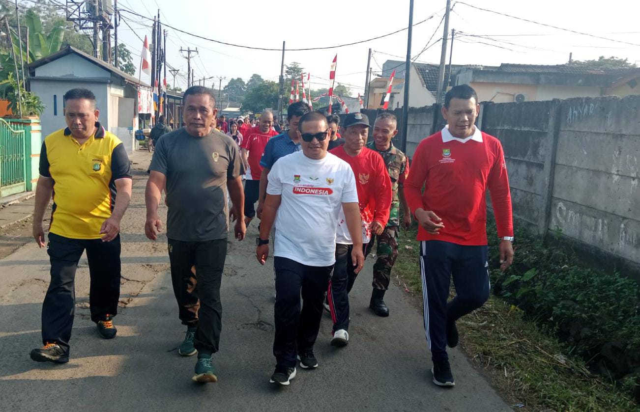 Camat Yusuf dan jajarannya saat gerak jalan sehat bersama masyarakat legok.