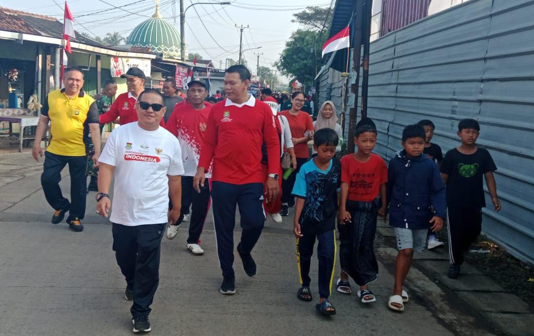Camat Yusuf dan jajarannya saat gerak jalan sehat bersama masyarakat dan anak-anak.