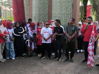 Camat Yusuf saat melepas para peserta gerak jalan sehat di kecamatan Legok.