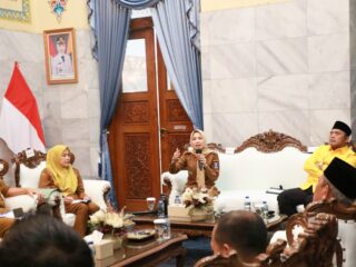 Bupati Zakiyah saat rapat Forkopimda Kabupaten Serang.