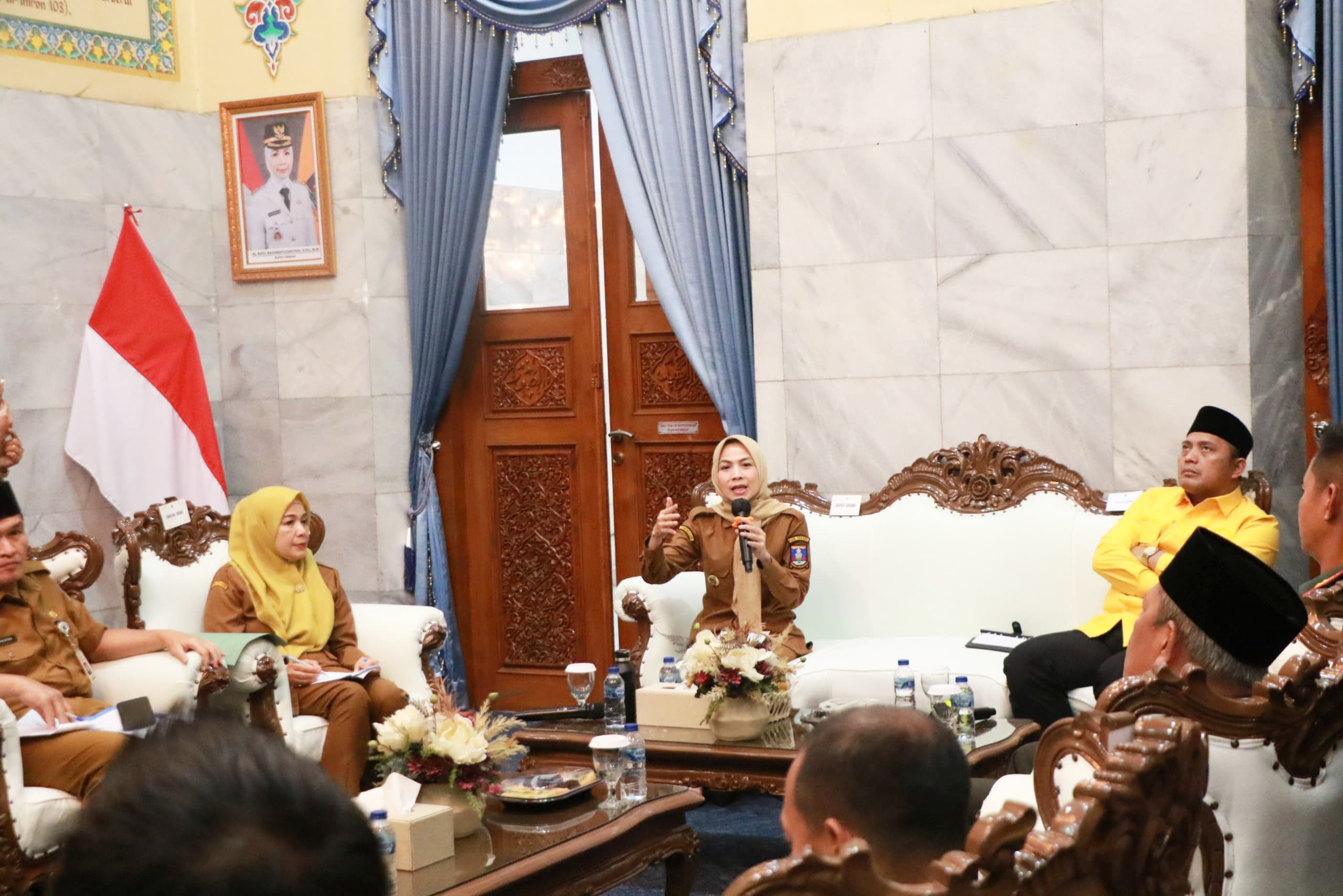 Bupati Zakiyah saat rapat Forkopimda Kabupaten Serang.