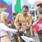 Camat Rudi Hadikarsono saat membagikan bendera merah putih ke pengguna jalan di kecamatan kemiri.