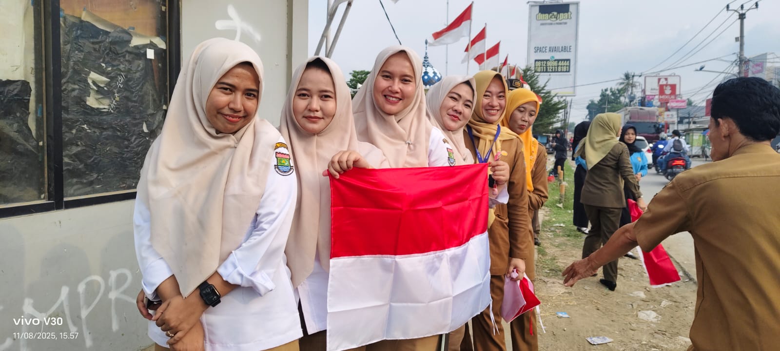 Pegawai Kecamatan Teluknaga saat membagikan bendera merah putih ke pengguna jalan raya.