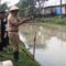 Camat Oman saat mancing bersama masyarakat Rajeg.