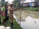 Camat Oman saat mancing bersama masyarakat Rajeg.
