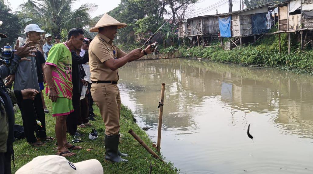 Camat Oman saat mancing bersama masyarakat Rajeg.