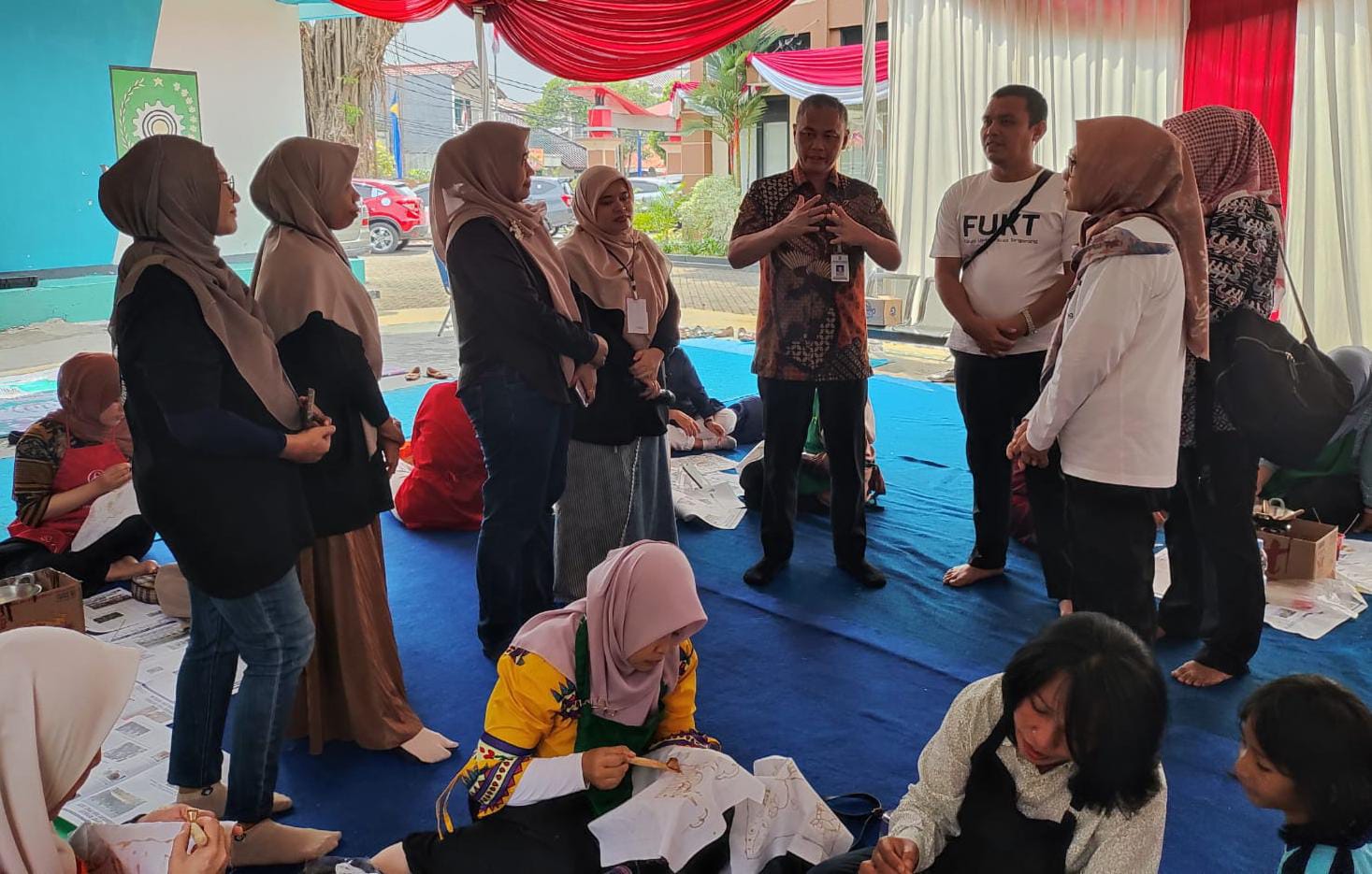 Pengurus FUKT Tangerang saat mengunjungi kegiatan membatik di Kecamatan Larangan.