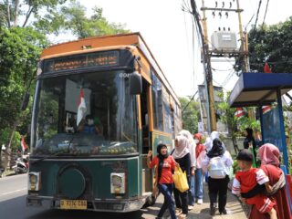 Warga saat menggunakan layanan Bus Tayo Kota Tangerang.