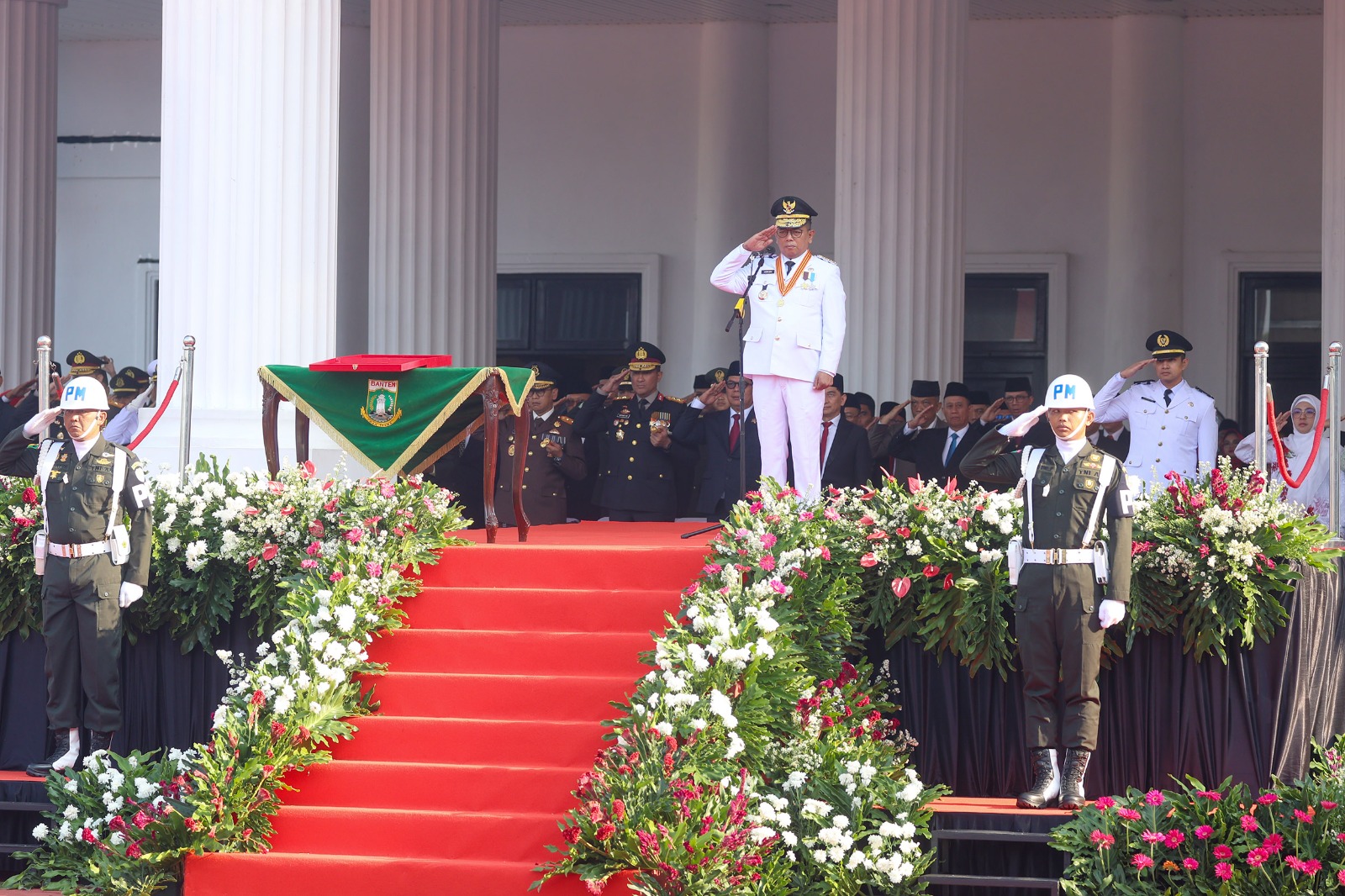 Gubernur Andra Soni saat memimpin upacara HUT ke 80 RI.