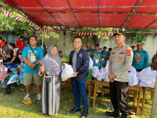 Kasat Reskrim Polresta Tangerang, Kompol Arief Nazaruddin Yusuf SH, SIK, MH, didampingi Kapolsek Cikupa Kompol Johan Armando SIK. MH, saat memberikan paket sembako ke warga.