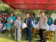 Kasat Reskrim Polresta Tangerang, Kompol Arief Nazaruddin Yusuf SH, SIK, MH, didampingi Kapolsek Cikupa Kompol Johan Armando SIK. MH, saat memberikan paket sembako ke warga.