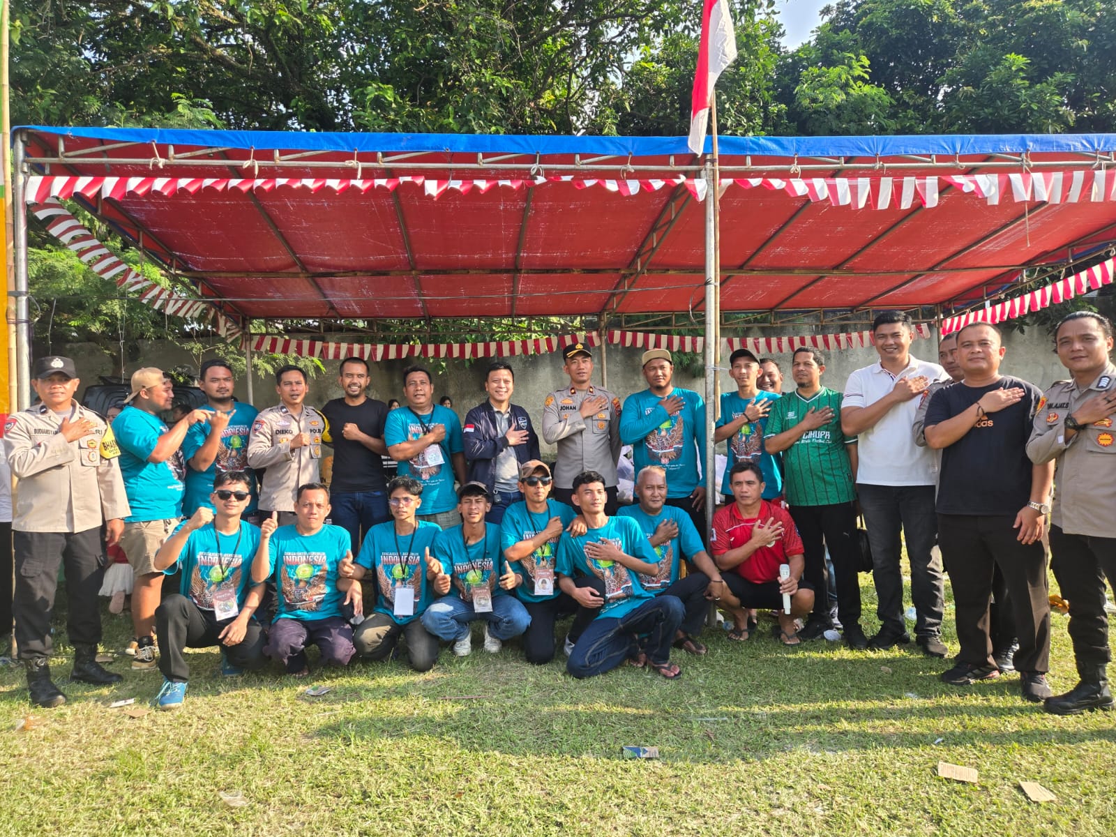 Kasat Reskrim Kompol Arief dan Kapolsek Cikupa saat bersama masyarakat yang merayakan HUT Kemerdekaan RI ke 80.