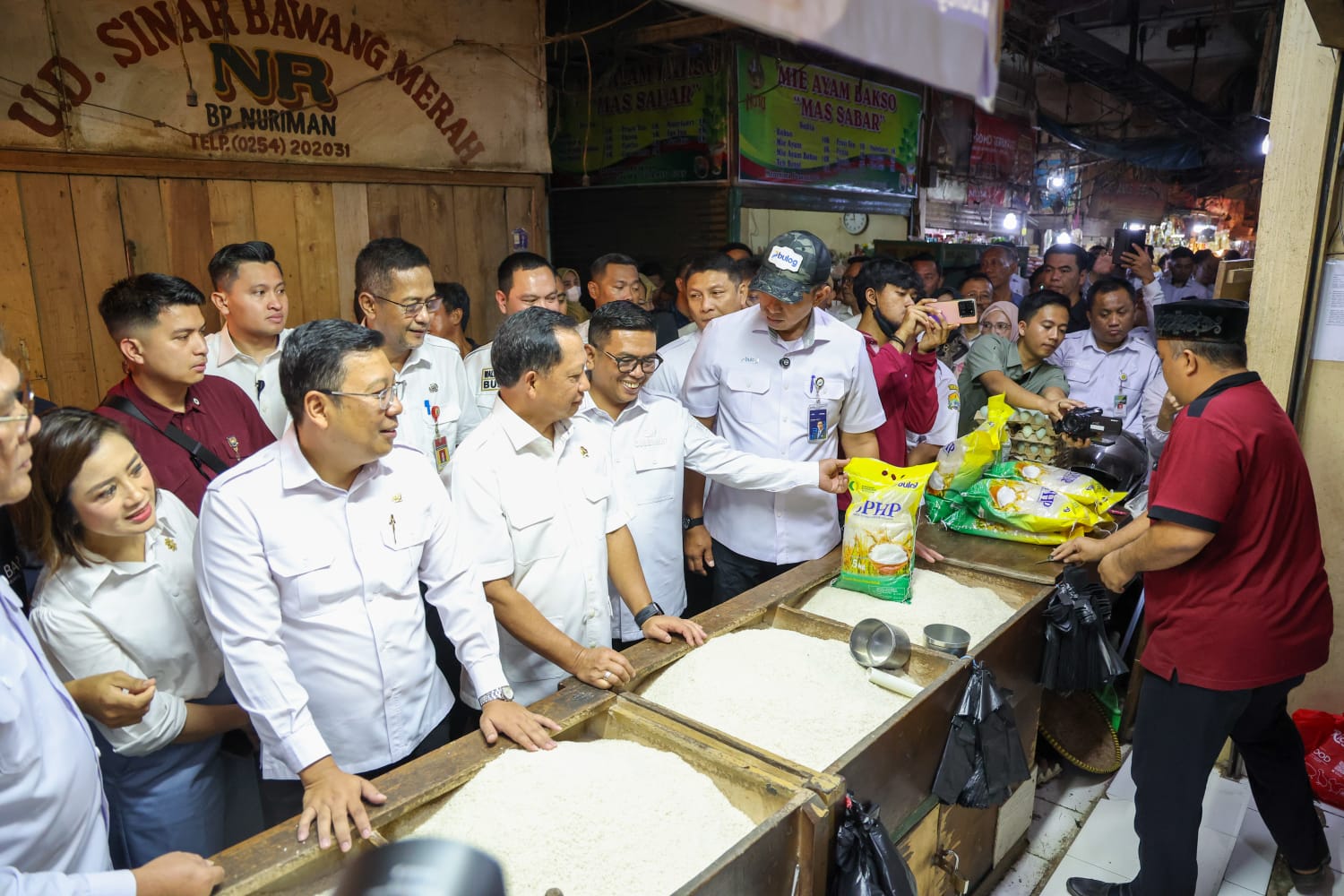 Mendagri didampingi gubernur Andra Soni saat meninjau harga pangan di Pasar Rau Serang.