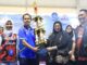Wabup Intan didampingi Kadis Dadan Gandana saat menyerahkan piala ke para juara.