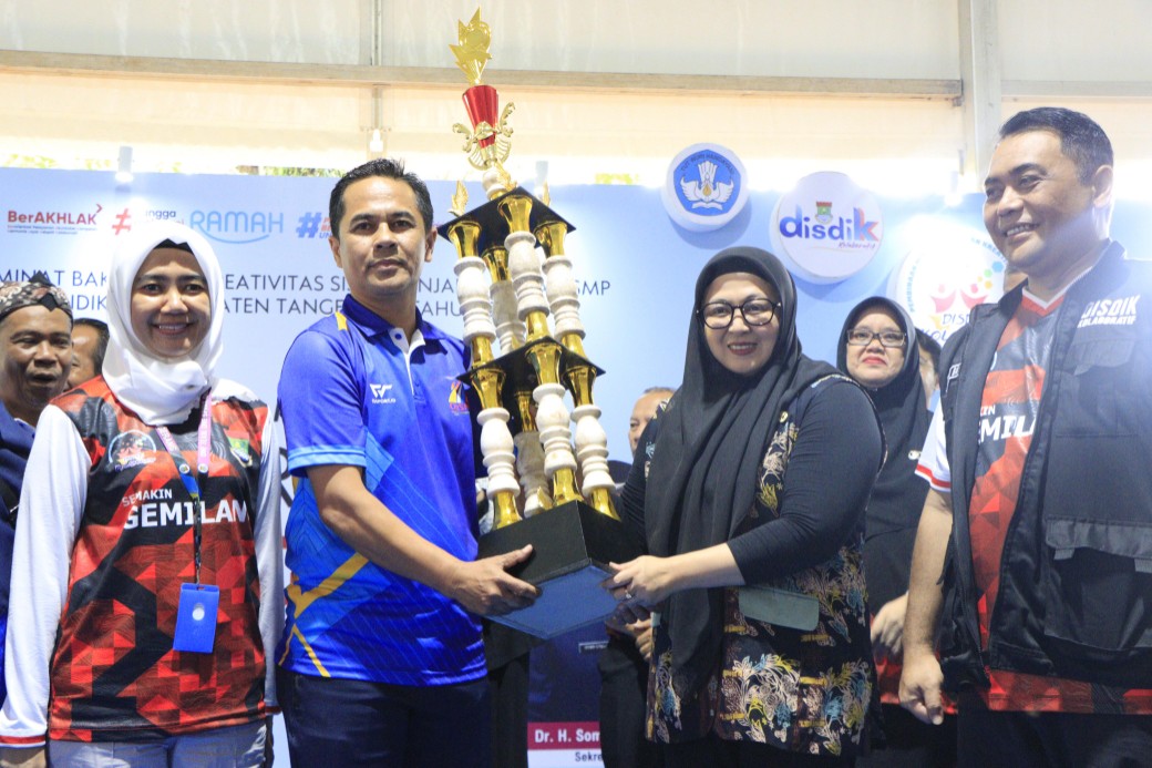 Wabup Intan didampingi Kadis Dadan Gandana saat menyerahkan piala ke para juara.