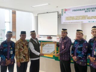 Sekda Soma saat menerima piagam dari Baznas Kabupaten Tangerang.