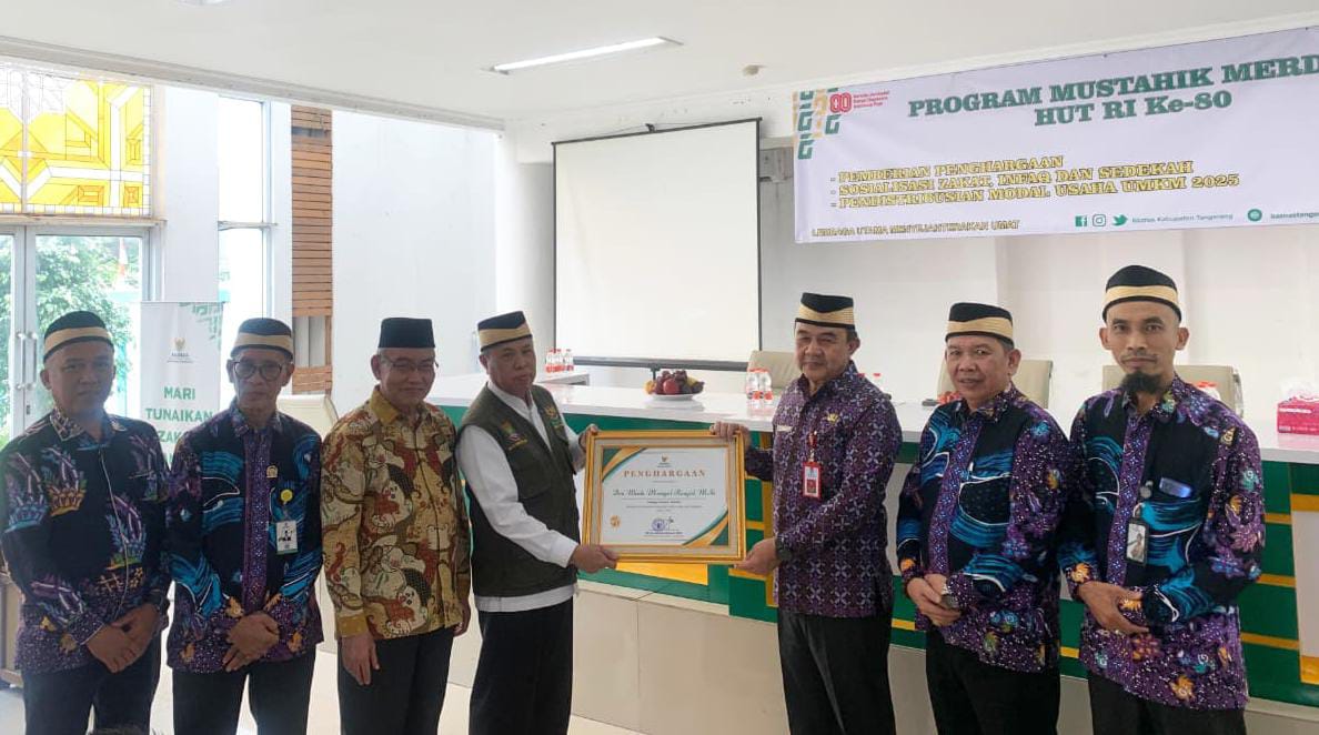 Sekda Soma saat menerima piagam dari Baznas Kabupaten Tangerang.