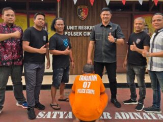 Kanit Reskrim IPDA Syaiful Rusdiansyah, S.H., bersama timnya saat menunjukan pelaku berinisial AH.