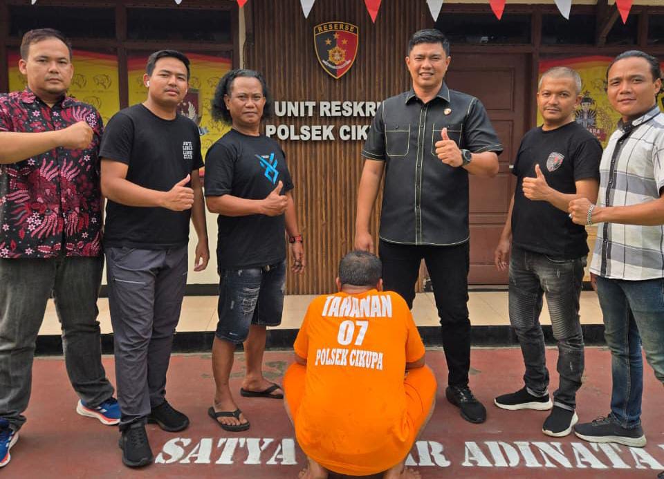 Kanit Reskrim IPDA Syaiful Rusdiansyah, S.H., bersama timnya saat menunjukan pelaku berinisial AH.