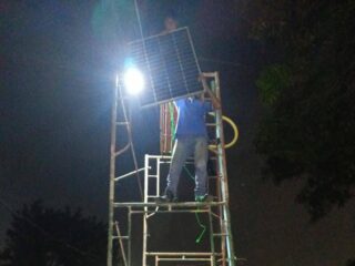 Petugas saat memperbaiki PJU Solar Cell di Ciputat.