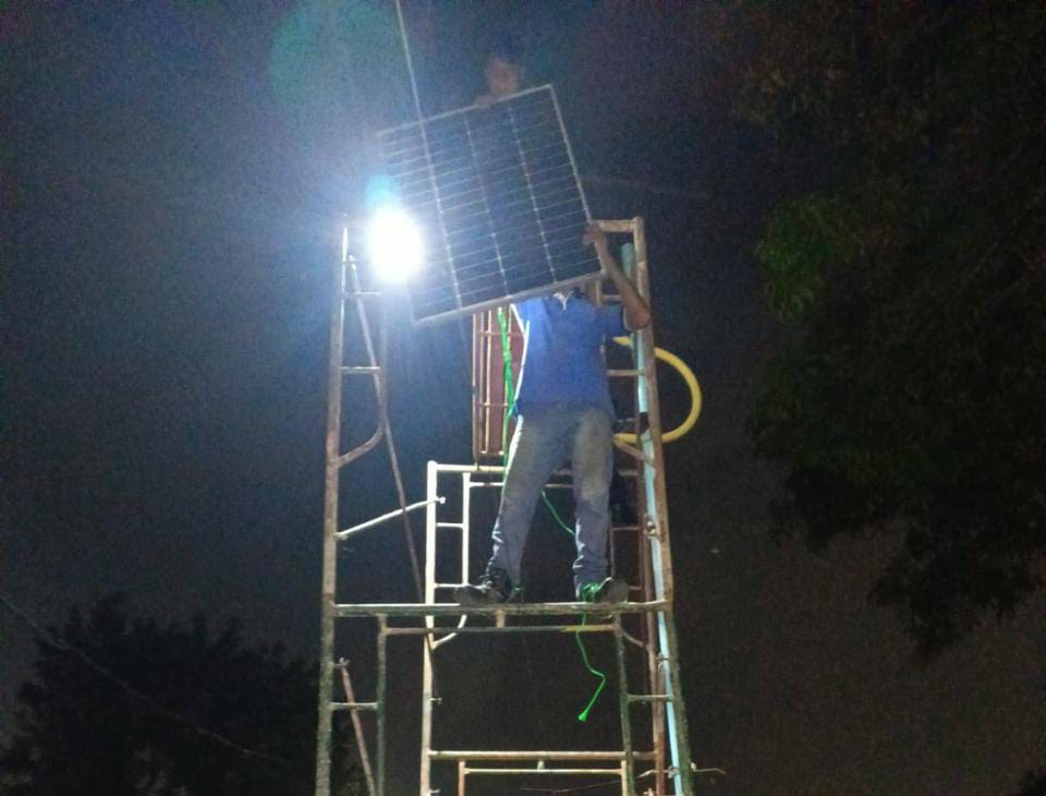 Petugas saat memperbaiki PJU Solar Cell di Ciputat.