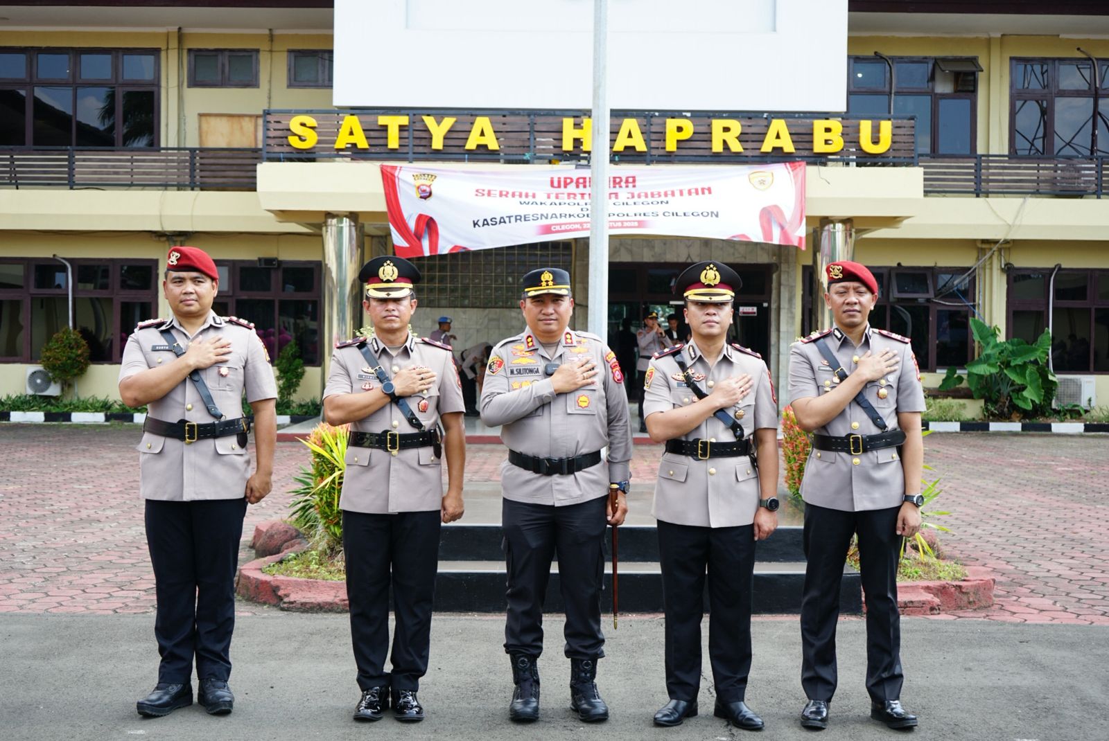 Kapolres Cilegon, AKBP Dr. Martua Raja Taripar Laut Silitonga bersama Wakapolres Cilegon Kompol Arief Nazaruddin Yusuf yang baru dan pejabat lainnya yang Sertijab.
