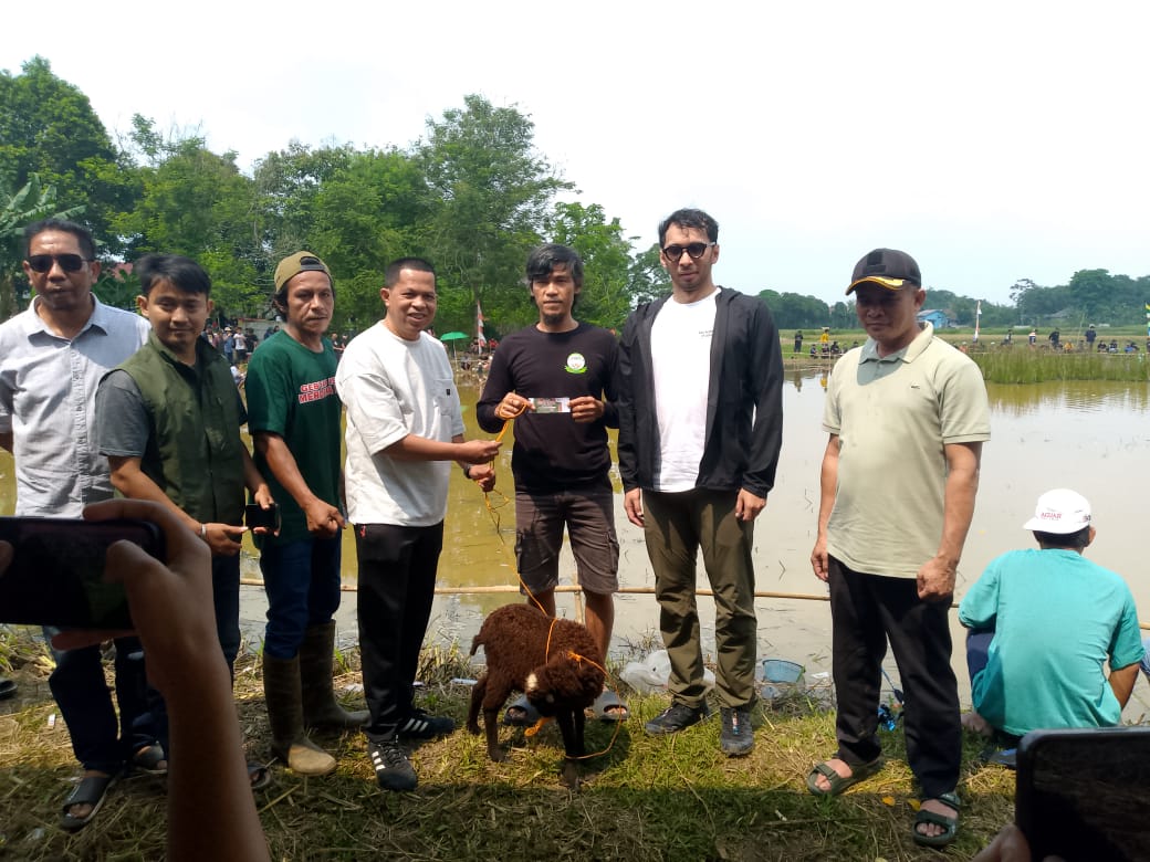 Dewan Iqrar Risyad Nasution bersama kepala desa Ucu saat memberikan hadiah satu ekor kambing.