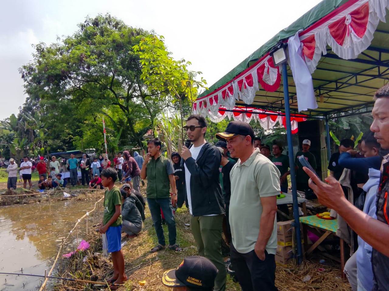 Dewan Iqrar Risyad Nasution saat menyampaikan sambutannya dalam acara perlombaan mancing bersama warga Desa Palasari Legok.