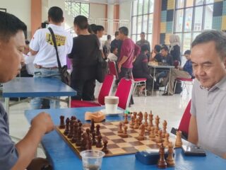 Sekda Soma saat ikut perlombaan main catur.