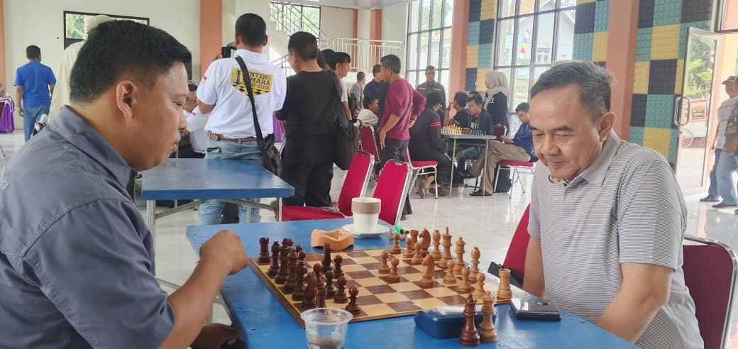 Sekda Soma saat ikut perlombaan main catur.