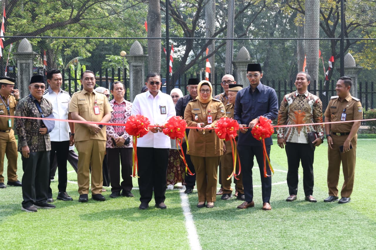Wabup Intan, Dirjen PAUD Kementerian Dikdasmen, Gogot Suharwoto, Dan Dewan Iqrar Risyad saat gunting pita simbolis peresmian.