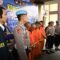 Para ke 5 tersangka memakai baju orange tahanan Polisi saat konferensi pers.