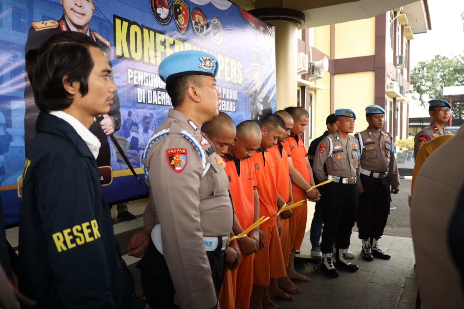 Para ke 5 tersangka memakai baju orange tahanan Polisi saat konferensi pers.