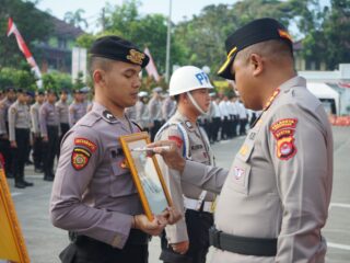 Kapolresta Tangerang Kombes Pol Andi Muhammad Indra Waspada Amirullah memimpin upacara Pemberhentian Tidak Dengan Hormat (PTDH) anggotanya.