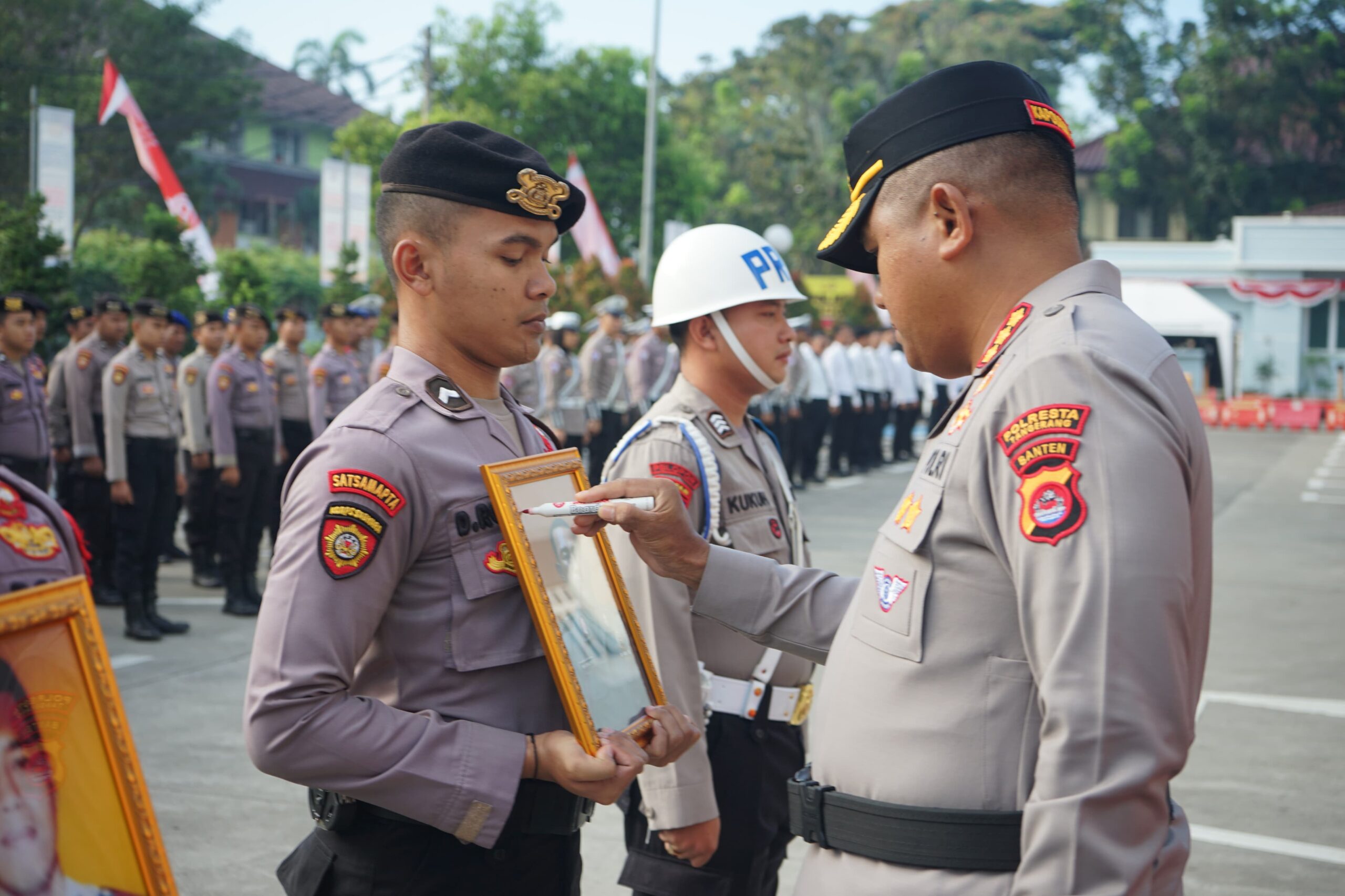 Kapolresta Tangerang Kombes Pol Andi Muhammad Indra Waspada Amirullah memimpin upacara Pemberhentian Tidak Dengan Hormat (PTDH) anggotanya.