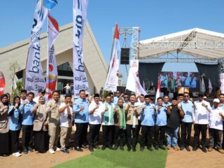 Gubernur Banten Andra Soni bersama pengurus Desa Bersatu Kabupaten Lebak.