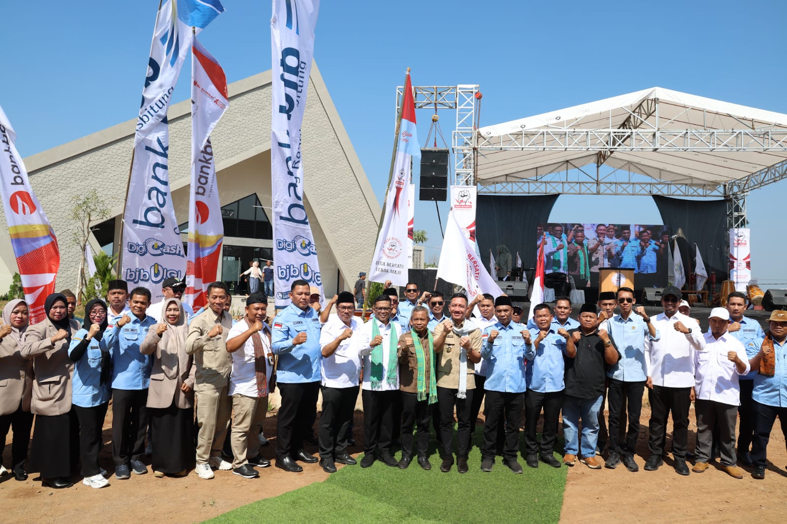 Gubernur Banten Andra Soni bersama pengurus Desa Bersatu Kabupaten Lebak.