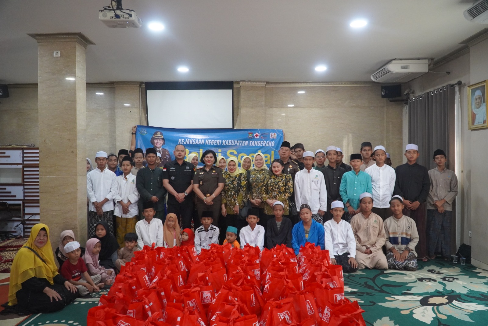 Kajari Dr. Afrillianna Purba dan jajarannya saat bersama anak-anak yatim.