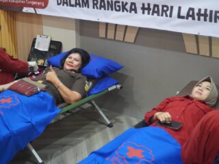 Kajari Afrillianna Purba bersama jajarannya saat donor darah.