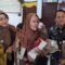 Bupati Dewi dan Kadinsos Wawan saat bersama ibu menyusui yang mendapatkan bantuan PKH / BPNT.