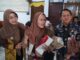 Bupati Dewi dan Kadinsos Wawan saat bersama ibu menyusui yang mendapatkan bantuan PKH / BPNT.