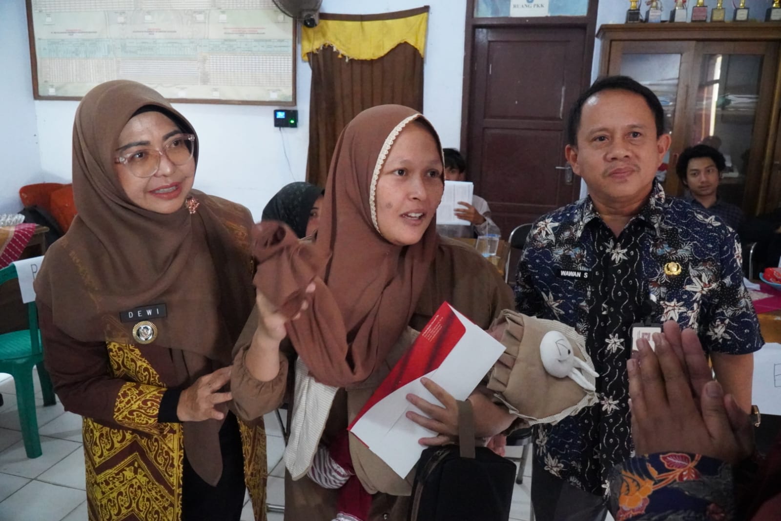 Bupati Dewi dan Kadinsos Wawan saat bersama ibu menyusui yang mendapatkan bantuan PKH / BPNT.