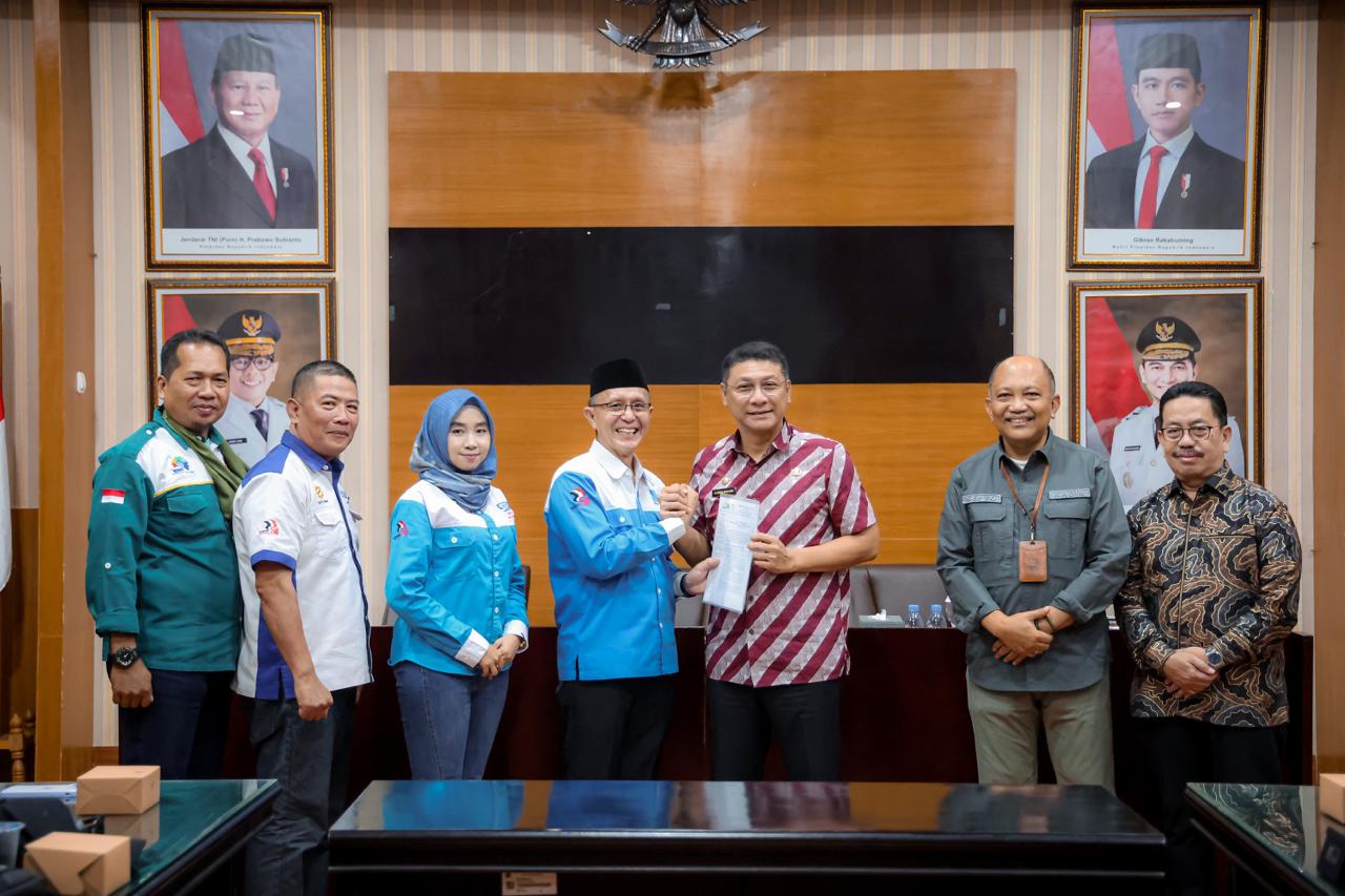 Sekda Banten Deden Apriandhi H saat menerima Serikat Pekerja Nasional Banten.