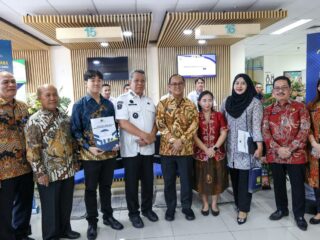 Benyamin dan Direktur Jenderal AHU Kementerian Hukum, Widodo saat di MPP Tangsel.